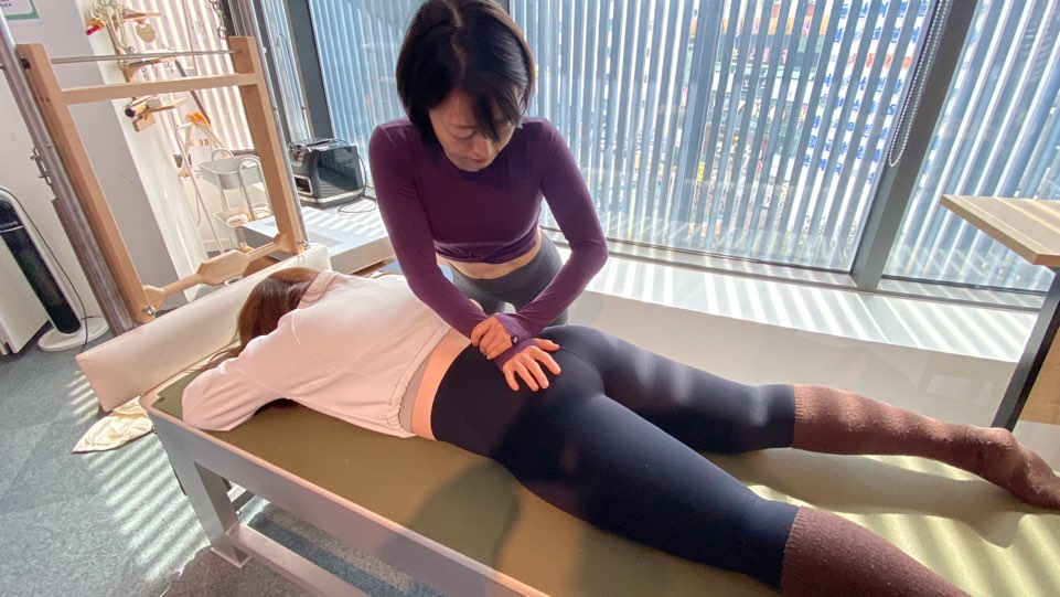 양인실 강사 필라테스 지도 모습 2